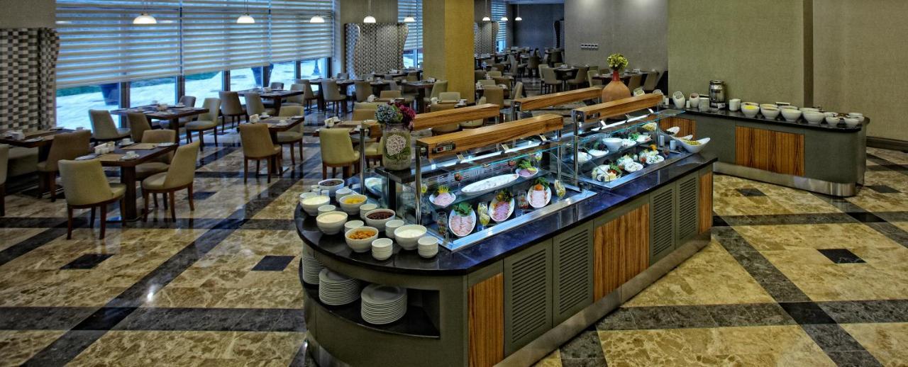 Istanbul Gonen Hotel Eksteriør billede A buffet at a hotel