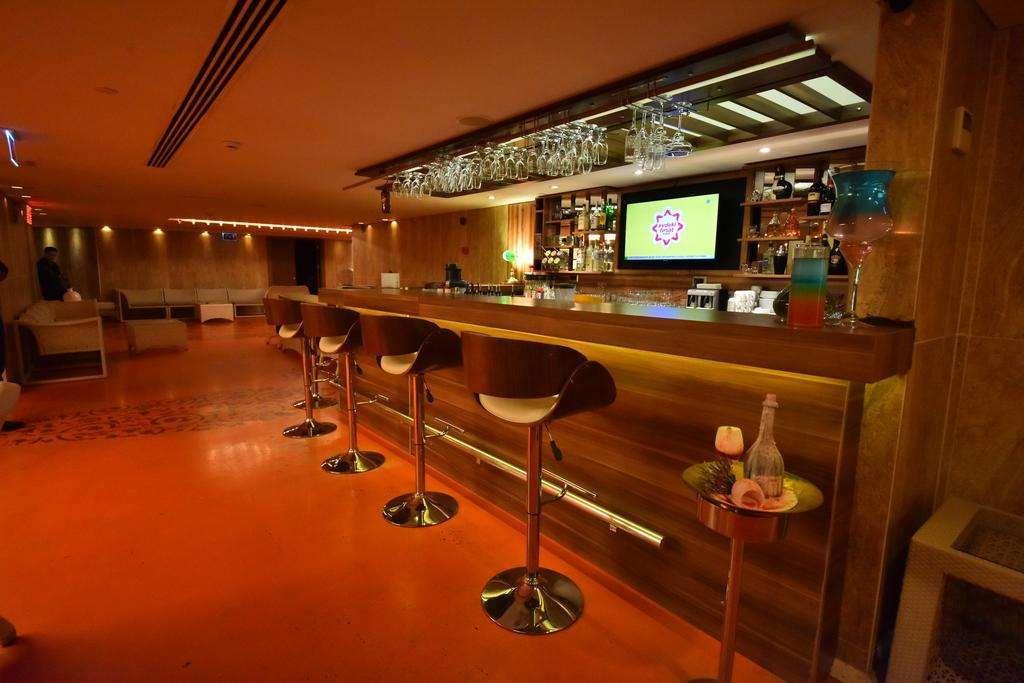 Istanbul Gonen Hotel Eksteriør billede The bar at the lounge