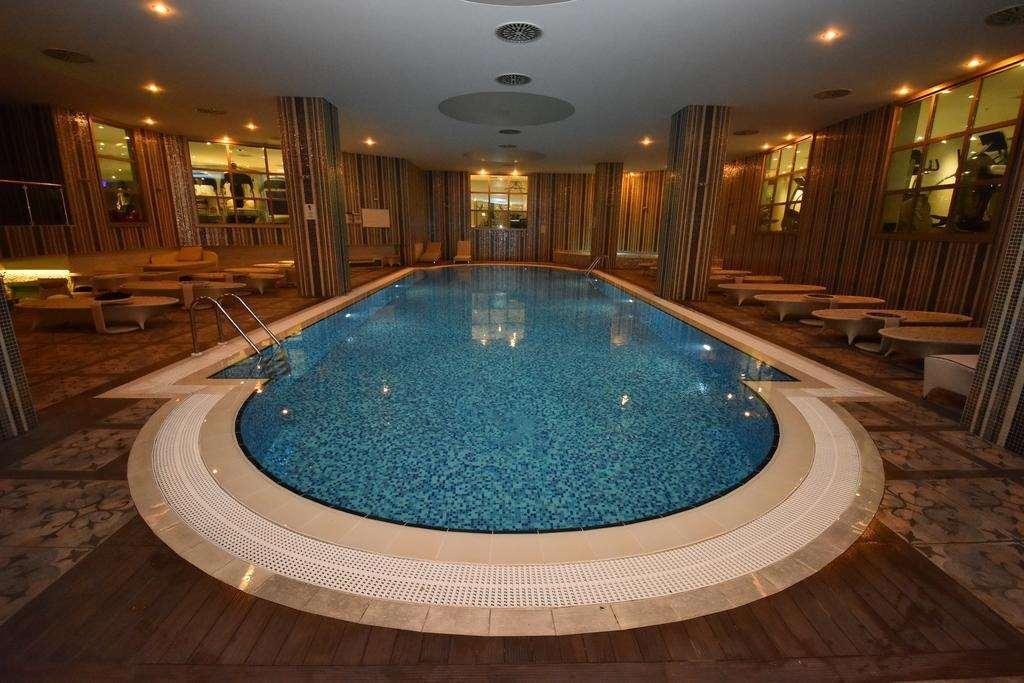 Istanbul Gonen Hotel Eksteriør billede The swimming pool at the hotel