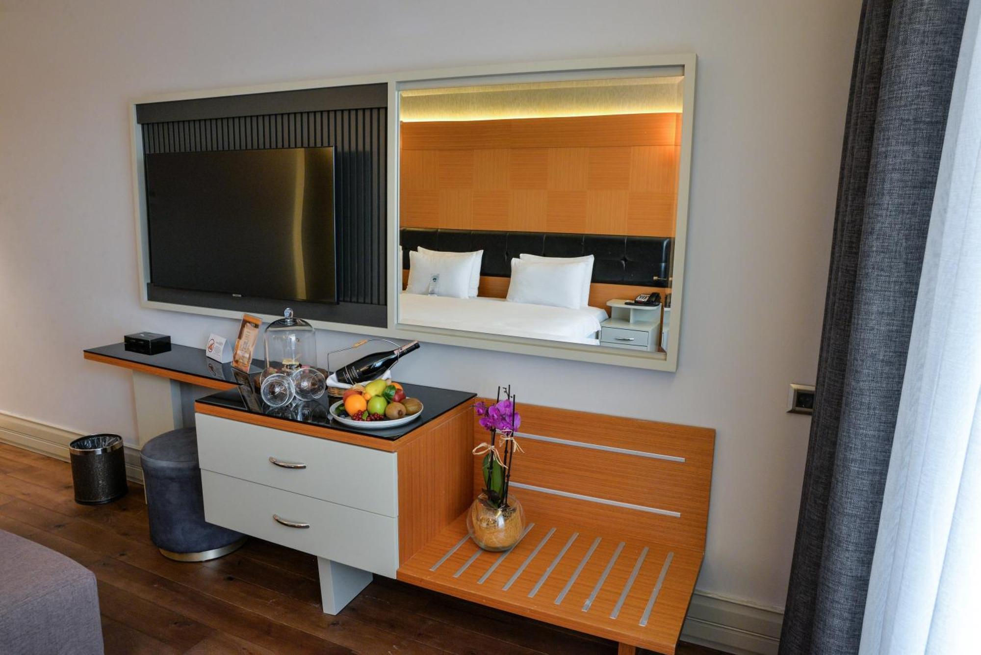 Istanbul Gonen Hotel Eksteriør billede A room at the hotel