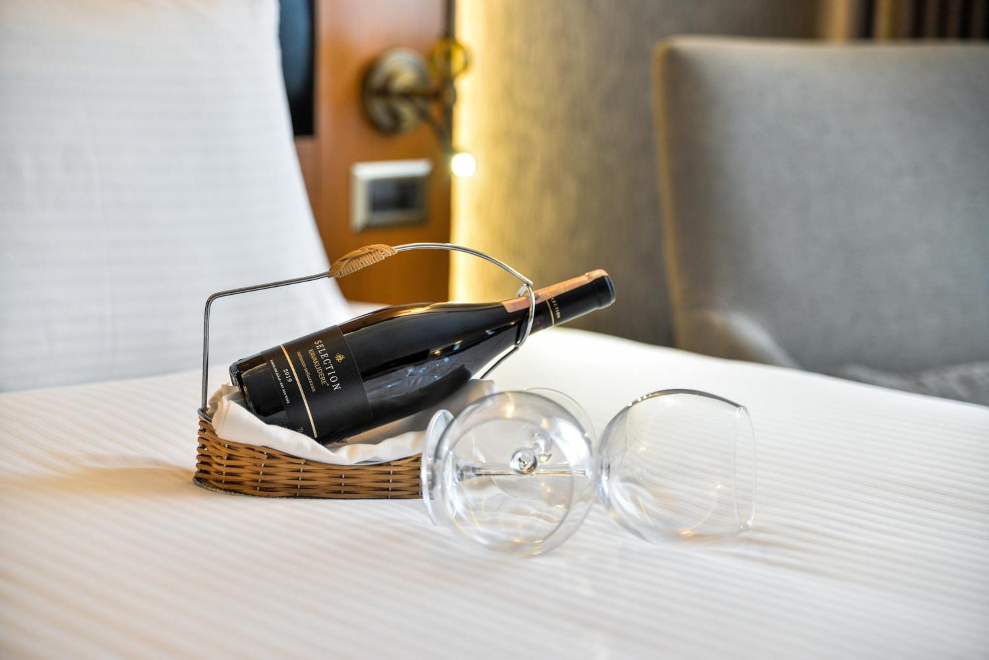 Istanbul Gonen Hotel Eksteriør billede A bottle of wine and two wine glasses