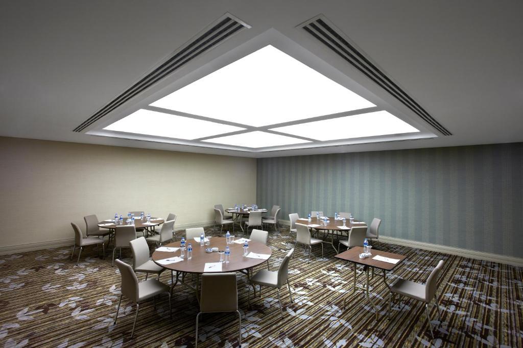 Istanbul Gonen Hotel Eksteriør billede A meeting room at the hotel