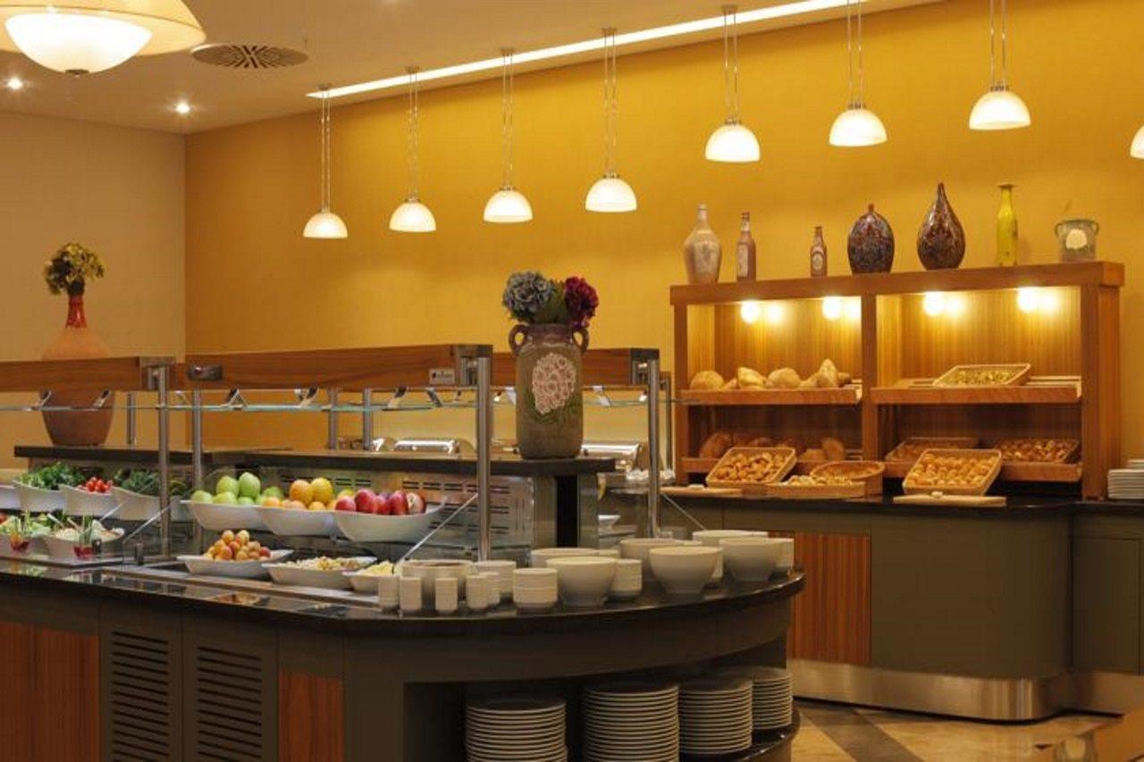 Istanbul Gonen Hotel Eksteriør billede A buffet at a hotel